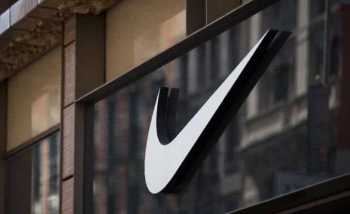 Nike tem vendas estáveis no trimestre fiscal até fevereiro; ação cai forte em NY