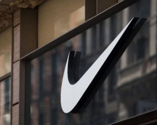 Nike tem vendas estáveis no trimestre fiscal até fevereiro; ação cai forte em NY