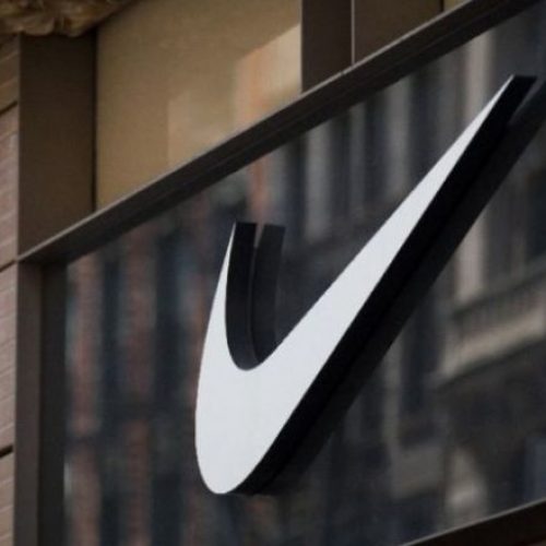 Nike tem vendas estáveis no trimestre fiscal até fevereiro; ação cai forte em NY