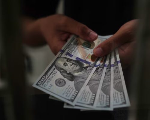 Dólar em Alta: Boletim Focus Projeta Cotação a R$ 5,55 para o Fim de 2024