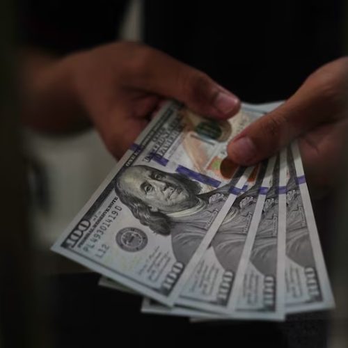 Dólar em Alta: Boletim Focus Projeta Cotação a R$ 5,55 para o Fim de 2024