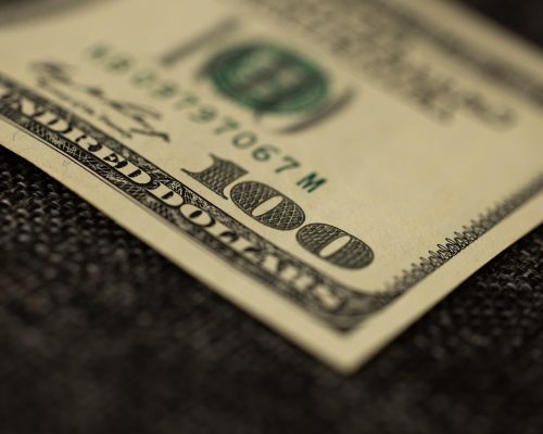 Dólar bate R$ 5,84, com incerteza da condução fiscal no Brasil no radar; Bolsa cai